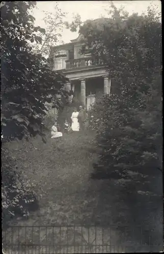 Foto Ak Berlin Zehlendorf Nikolassee, Anwohner im Garten einer Villa