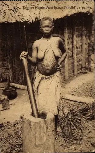 Ak Afrika, Femme Mayumbe préparant huile de palme, Afrilkanerin stellt Palmöl her, Barbusig