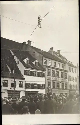 Foto Ak Unbekannter Ort, Seiltänzer, Zuschauer, Gasthaus gum goldenen Kreuz