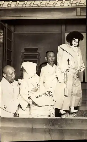 Foto Ak Japan, Japaner mit Theaterpuppen