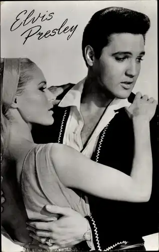 Ak Schauspieler und Sänger Elvis Presley, Portrait mit einer Frau