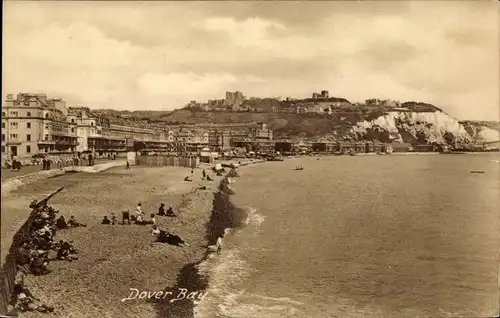 Ak Dover Kent England, Dover Bay, Strand, Strandgäste, Stadtansicht, Felsen