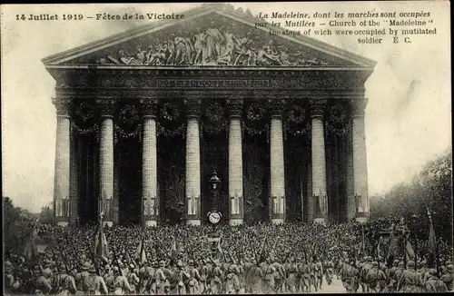 Ak Paris VIII, La Madeleine, dont les marches sont occupees par les Mutilees, Fetes de la Victoire