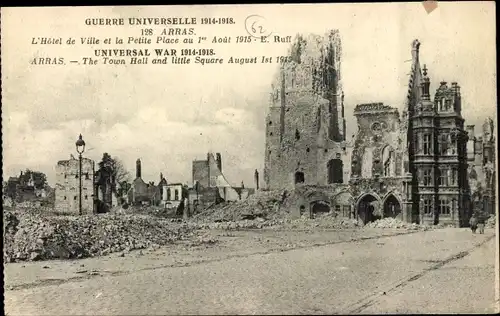 Ak Arras Pas de Calais, L'Hotel de Ville et la Petite Place au 1er Aout 1915