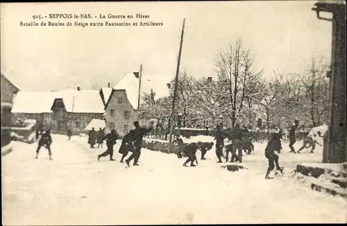 Ak Seppois le Bas Elsass Bas Rhin, Fantassins et Artilleurs, Schneeballschlacht, Winterlandschaft
