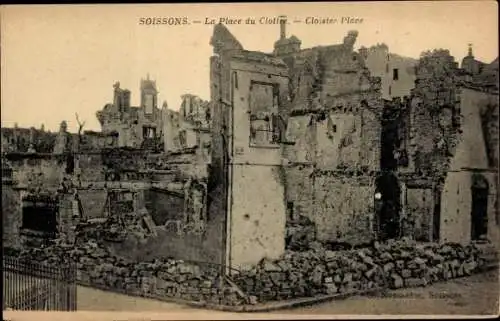 Ak Soissons Aisne, La Place du Cloitre, Ruinen