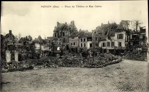 Ak Noyon Oise, Place du Theatre et Rue Calvin, Ruines