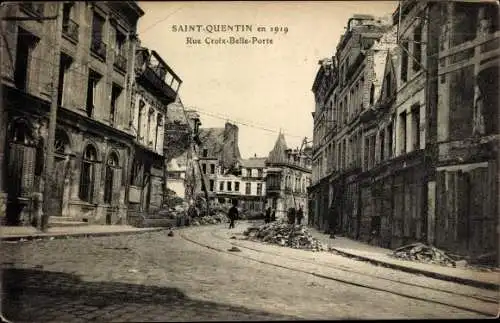 Ak Saint Quentin Aisne, Rue Croix-Belle-Porte, 1919, Ruines, Bahnschienen