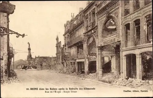 Ak Reims Marne, dans les Ruines apres la Retraite des Allemands, Rue de l'Etape