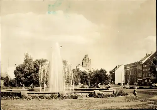 Ak Anklam in Mecklenburg Vorpommern, Blick vom Marktplatz zum Steintor, Springbrunnen