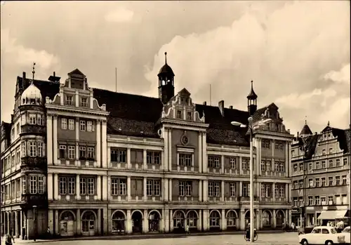 Ak Torgau an der Elbe, Rathaus, Straßenszene
