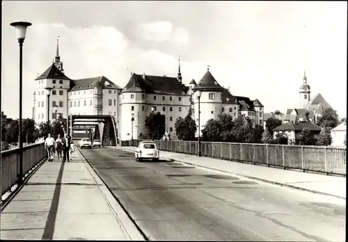 Ak Torgau an der Elbe Nordsachsen, Schloss Hartenfels, Elbbrücke
