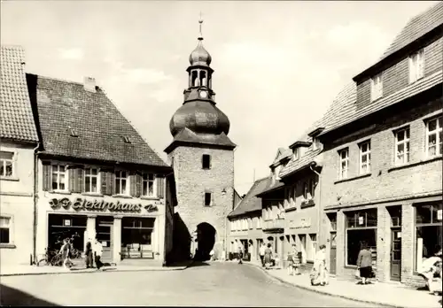 Ak Hettstedt im Südharz, Blick zum Saiger Tor, Elektrohaus, Geschäfte, Passanten