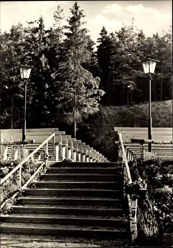 Ak Neuwürschnitz Oelsnitz im Erzgebirge, An der Waldbühne, Treppenaufgang, Laternen