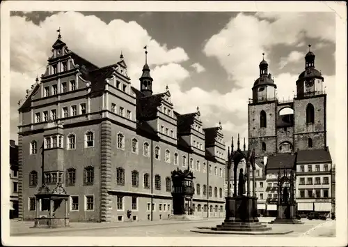 Ak Lutherstadt Wittenberg, Marktplatz mit Rathaus, Luthers Predigtkirche, Denkmäler