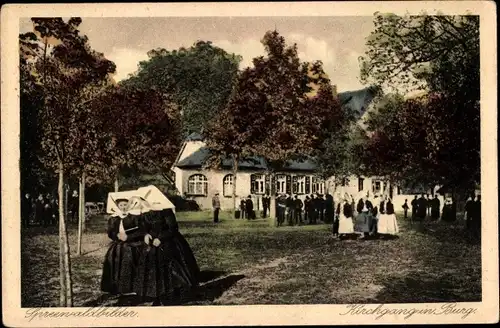 Ak Burg im Spreewald, Spreewaldbilder, Kirchgang, Frauen in Trachten