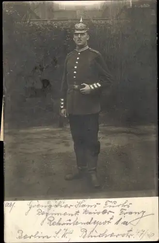 Foto Ak Deutscher Soldat in Uniform, Standportrait, Pickelhaube