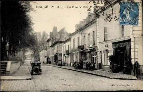 Ak Baugé Maine et Loire, La Rue Victor Hugo