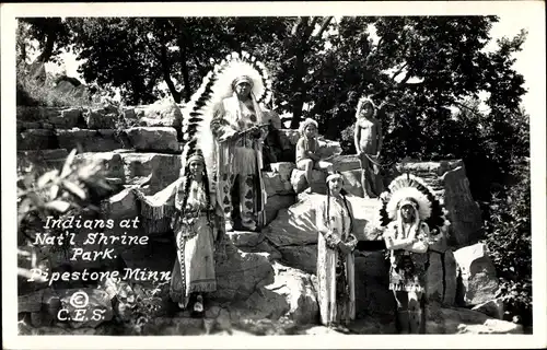 Foto Ak Pipestone Minnesota USA, Indians at National Shrine Park