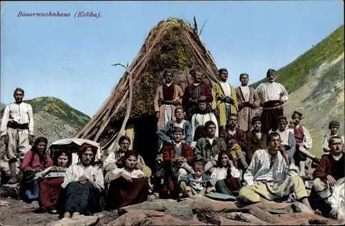 Ak Bosnien Herzegowina, Bauernwohnhaus, Koliba, Dorfbewohner in Trachten