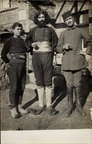 Foto Ak Bosnien, Drei junge Männer in Tracht, Uniform