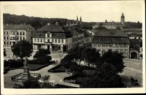 Ak Neustrelitz´in Mecklenburg, Marktplatz, Löwen Apotheke, Schlosskirche, Schloss