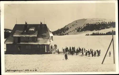 Ak Bernau im Schwarzwald, Herzogenhorn, Gasthaus, Winteransicht, Skifahrer