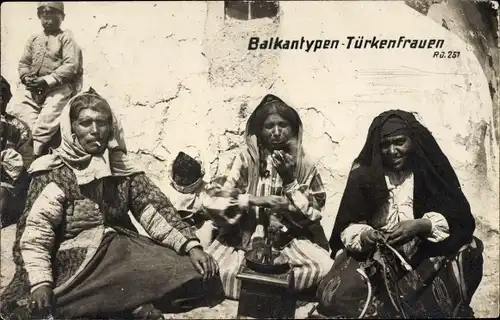 Foto Ak Balkantypen, Türkenfrauen rauchend