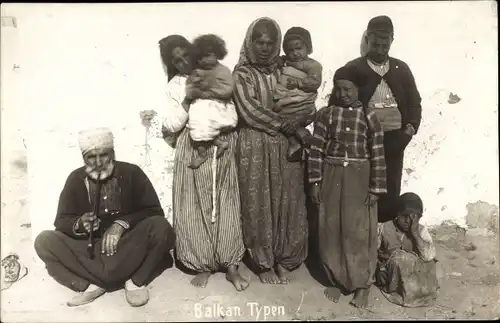 Foto Ak Balkantypen, Frauen, Kinder, Mann mit Pfeife