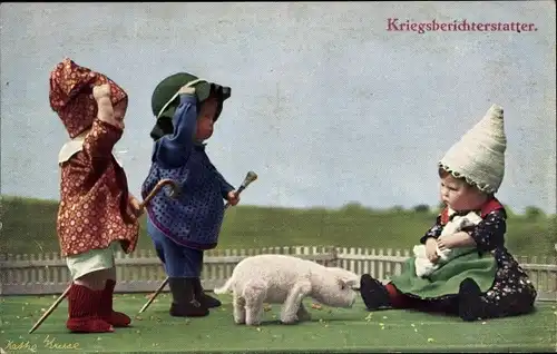 Ak Kriegsberichterstatter, Käthe Kruse Puppen mit Stoffschwein