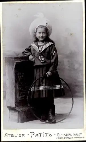 CdV Mädchen im Matrosenkleid mit Reifen, Portrait