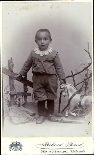 CdV Junge mit Spielzeugpferd, Portrait