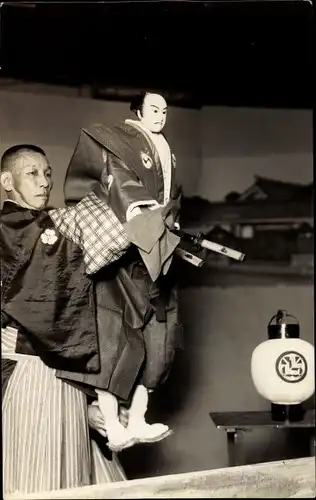 Foto Ak Japan, Japaner mit Handpuppe, Theaterpuppe