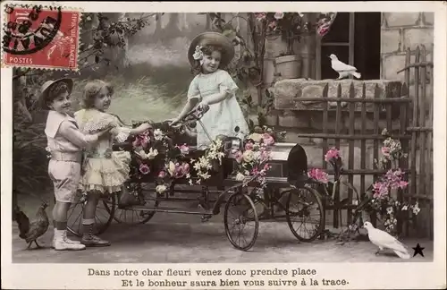 Ak Kinder vor einem mit Blumen geschmückten Automobil
