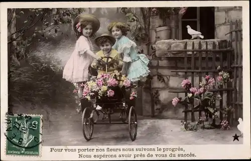 Ak Kinder in einem mit Blumen geschmückten Automobil