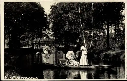 Foto Ak Burg im Spreewald, Frauen in Spreewälder Tracht, Kahn, Brückenpartie