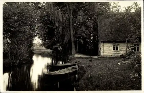 Foto Ak Spreewald, Haus mit Fluss und Booten und Wald