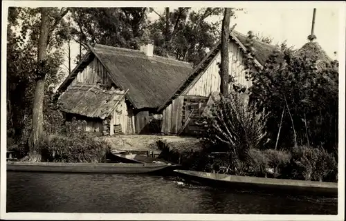 Foto Ak Spreewald, Häuser am Ufer, Kähne