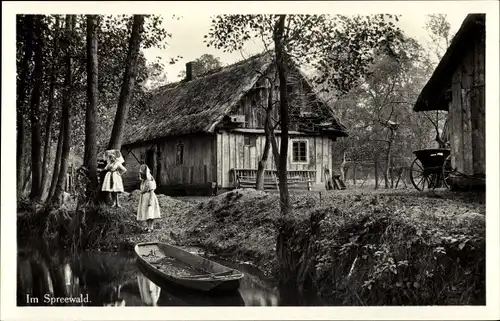Foto Ak Spreewald, Häuser am Ufer, Kahn, Spreewälderinnen in Tracht