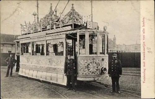 Ak Niederländ. Straßenbahn, geschmückter Straßenbahnwagen, Versiering m. tramkaartjes v. alle landen