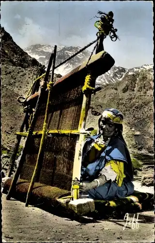 Ak Marokko, Frau in Tracht mit Webstuhl, Tissage dans le Haut-Atlas, Gebirge