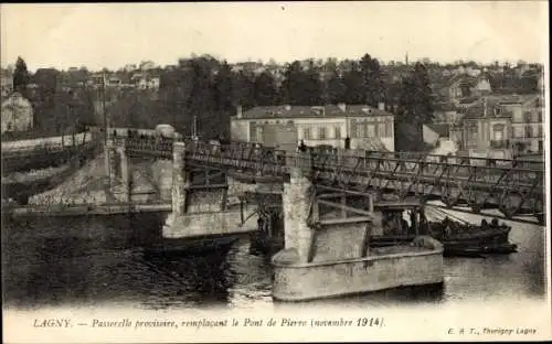 Ak Lagny Seine et Marne, Passerelle provisoire, remplacant le Pont de Pierre (novembre 1914)