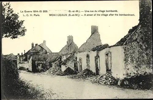 Ak Montceaux Seine et Marne, Une rue du village bombarde
