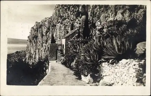 Foto Ak Split Kroatien, Sv. Jere, Teilansicht Felswand, Kakteen Kapelle, Treppe