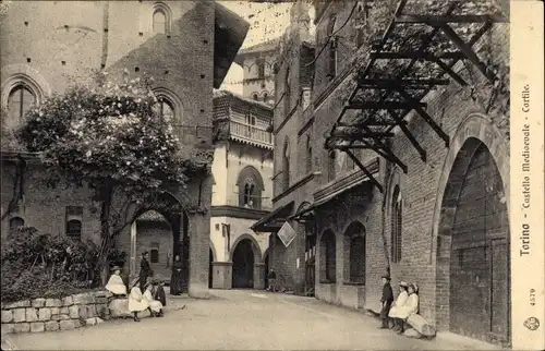 Ak Torino Turin Piemonte, Castello Medioevale, Cortile