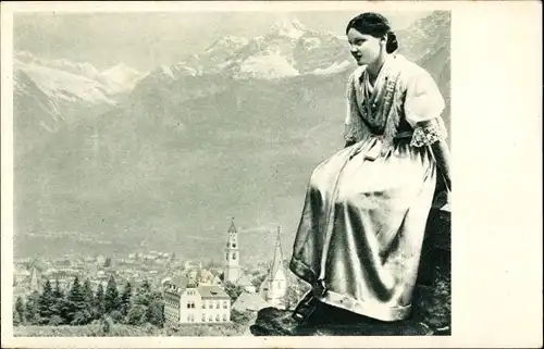 Ak Meran Merano Südtirol, Panorama, Frau in Tracht