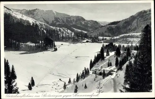 Ak Schliersee in Oberbayern, Unterkunftshaus am Spitzingsee gegen Sonnenwendjoch, Winter