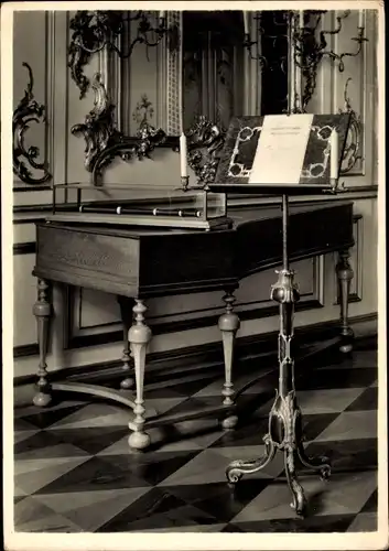 Ak Potsdam Schloss Sanssouci, Konzertzimmer, Flügel, Flöte, Notenpult Friedrichs des Großen