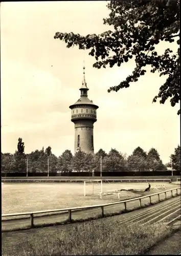 Ak Forst i.d. Lausitz, Partie am Stadion, Fußballfeld, Wasserturm