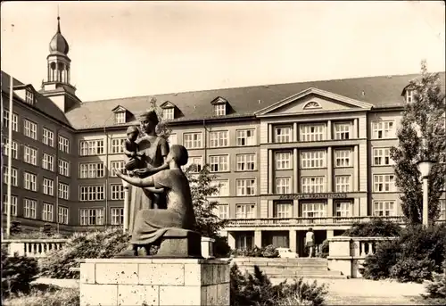 Ak Saalfeld an der Saale Thüringen, Agricola Krankenhaus, Eingangsbereich, Statue